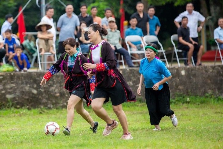 Mujeres vestidas de faldas juegan fútbol en mercado montañoso - ảnh 2