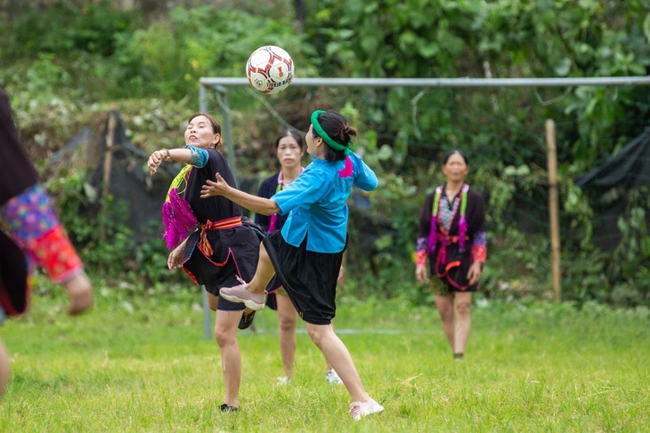 Mujeres vestidas de faldas juegan fútbol en mercado montañoso - ảnh 3