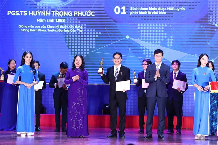 Celebran 20.° aniversario de los premios Globo de Oro de ciencia y tecnología - ảnh 2