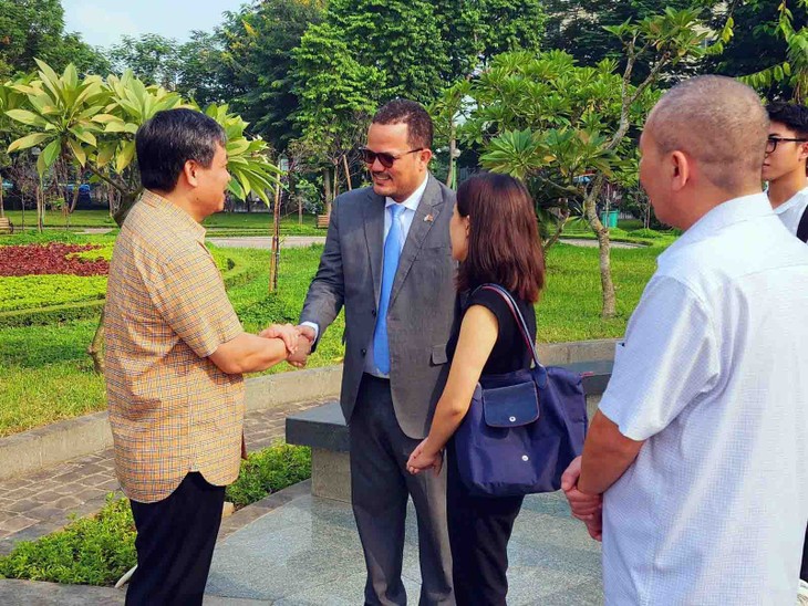 Ceremonia en honor del presidente dominicano Juan Bosch, simpatizante de la causa de liberación nacional de Vietnam - ảnh 1