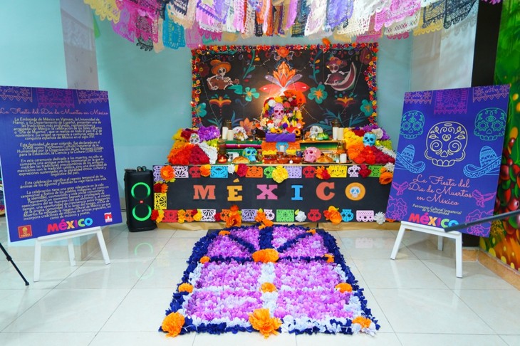 Descubrir el Día de Muertos de México en el Departamento de Español de HANU - ảnh 2