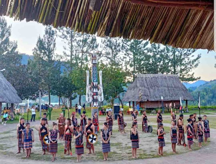 Alegre celebración de arroz nuevo de Co Tu - ảnh 2