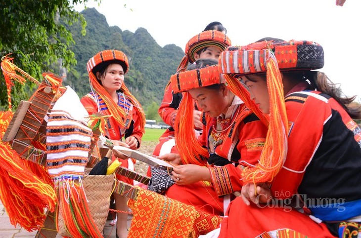 Deslumbrantes atuendos de las mujeres Pa Then - ảnh 2