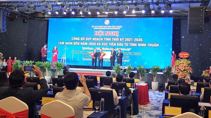 Primer Ministro asiste a conferencia sobre planificación y promoción de inversiones en Ninh Thuan - ảnh 1