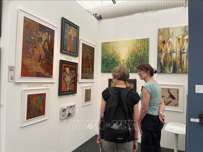 Pinturas vietnamitas impresionan a visitantes en feria internacional de arte de Londres - ảnh 1