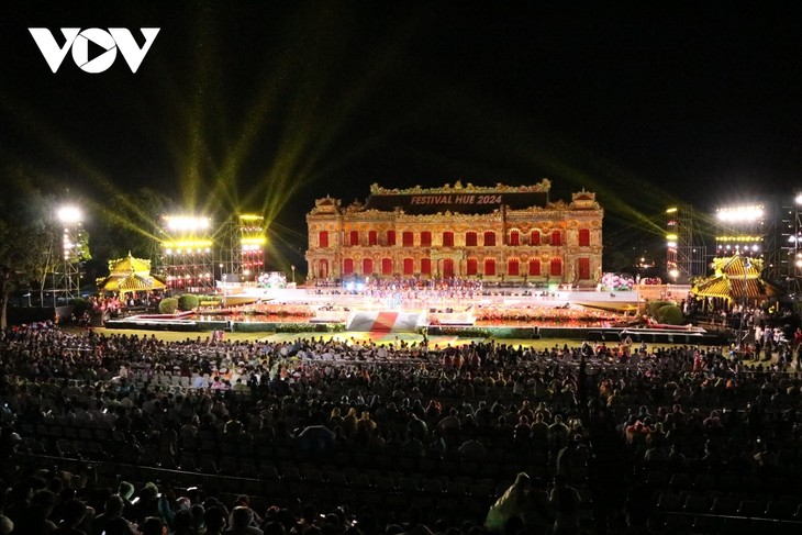 Brillante ceremonia de inauguración de la Semana del Festival Internacional de las Artes de Hue 2024 - ảnh 1