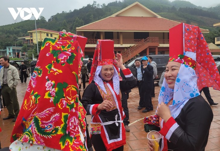 Las mujeres Dao Thanh Phan y su amor por el bordado tradicional - ảnh 2