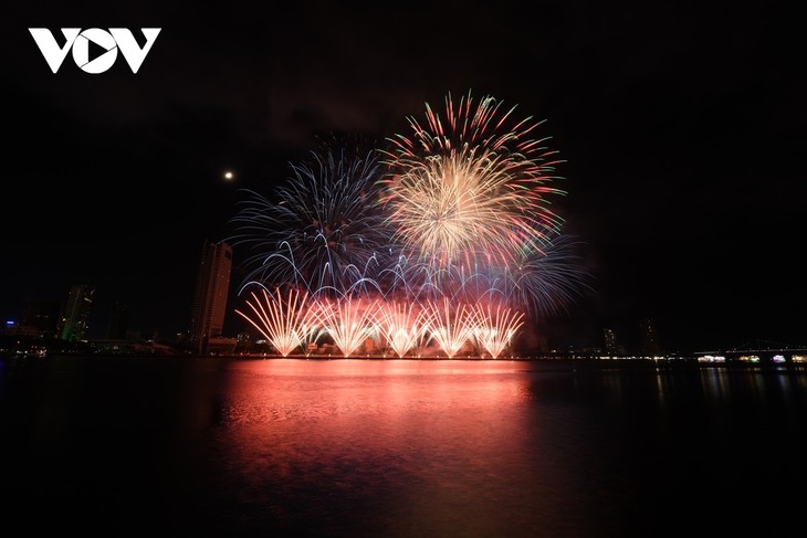 El equipo finlandés campeón del Festival Internacional de Fuegos Artificiales de Da Nang 2024 - ảnh 1