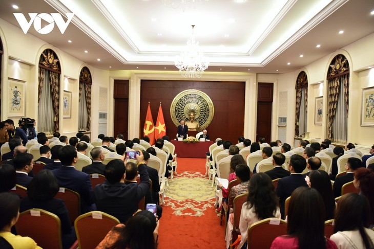 Máximo líder político de Vietnam visita Embajada en China - ảnh 1