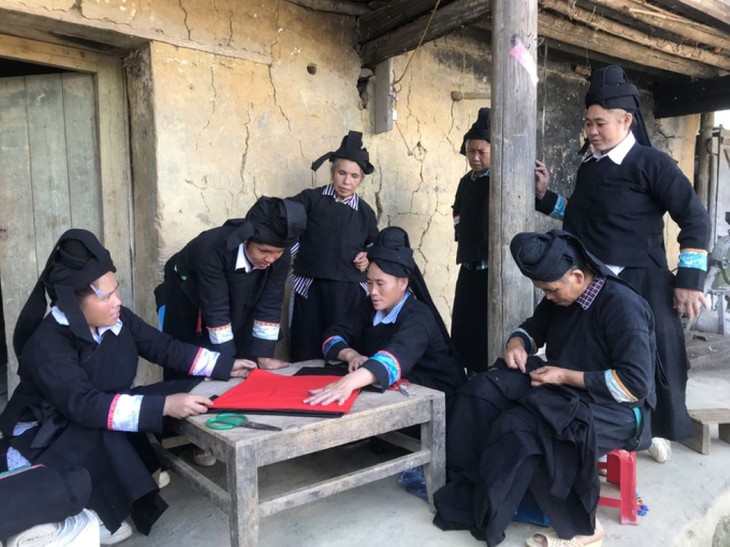 El traje tradicional de los Thu Lao en la provincia de Lao Cai - ảnh 2