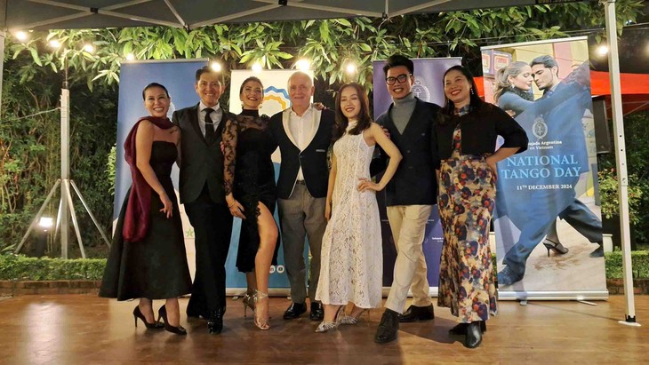 Fiesta conmemorativa por el Día Nacional del Tango en Hanói - ảnh 1