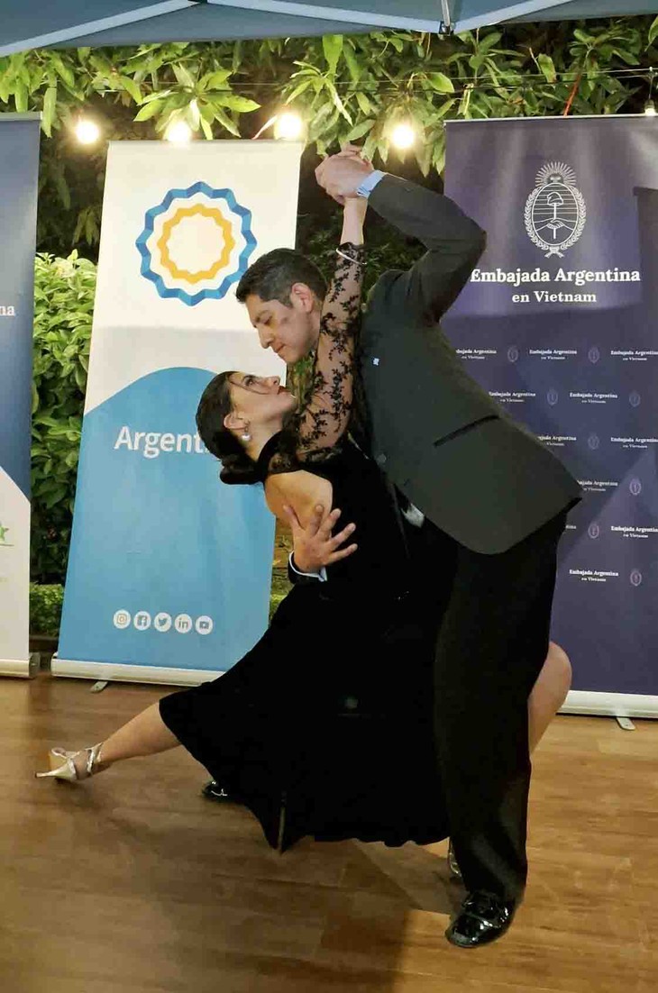 Fiesta conmemorativa por el Día Nacional del Tango en Hanói - ảnh 2