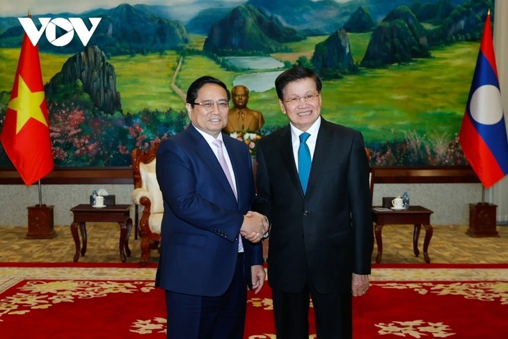 Primer Ministro de Vietnam se entrevista con el máximo líder de Laos  - ảnh 1