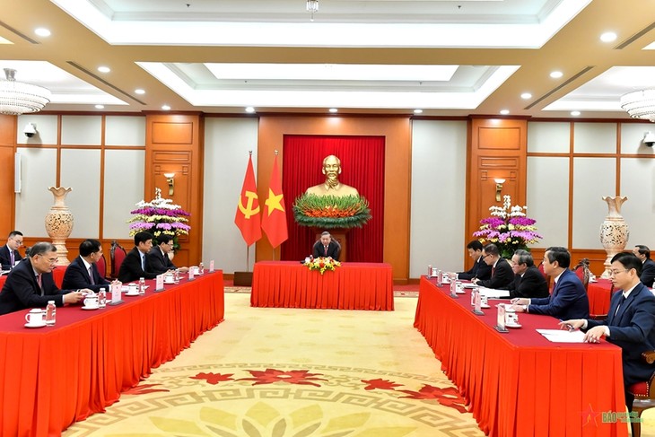 Conversaciones telefónicas entre los máximos dirigentes políticos de Vietnam y China llaman atención de prensa china - ảnh 1