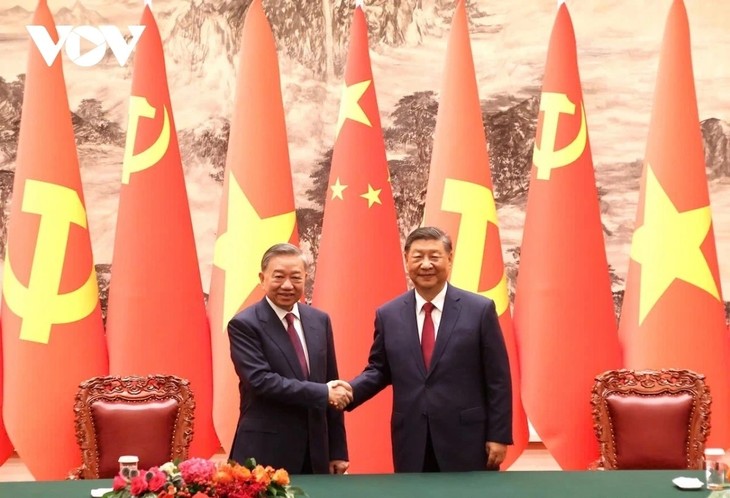 Máximos dirigentes de Vietnam intercambian mensajes de felicitación con los líderes chinos por 75 años de relaciones bilaterales - ảnh 1