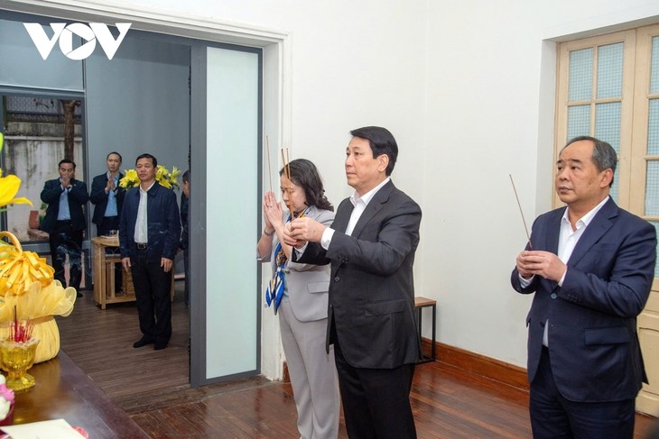 Presidente de Vietnam visita a exlíderes del país en vísperas del Tet 2025 - ảnh 1