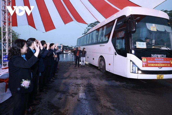 Docenas de autobuses gratuitos llevan a los trabajadores desde Hanói a su tierra natal para el Tet - ảnh 1