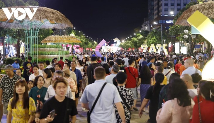 Los vietnamitas celebran el primer día del Año Nuevo Lunar 2025 - ảnh 2