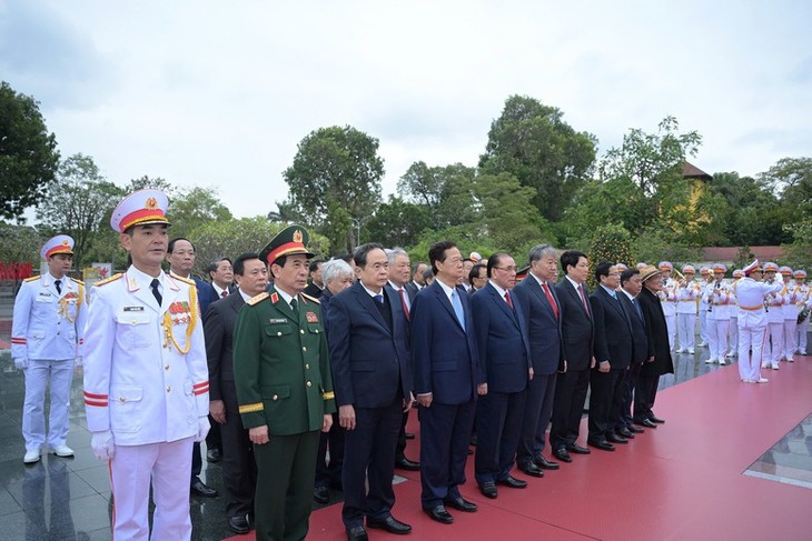 Dirigentes vietnamitas visitan el Mausoleo del Presidente Ho Chi Minh - ảnh 1