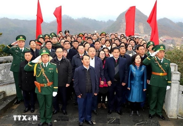 Ceremonia de izamiento de la bandera en la Torre de la Bandera Nacional de Lung Cu - ảnh 1