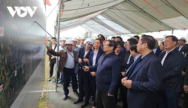 Primer Ministro supervisa proyectos de transporte clave en la provincia dede Quang Ngai - ảnh 1