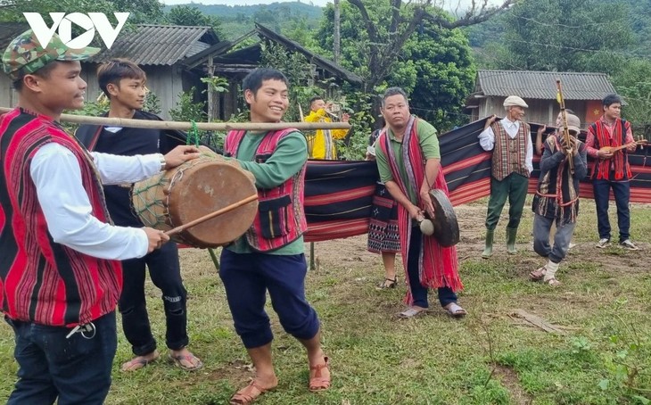 Festival de agradecimiento al dios de la montaña de los Pa Co - ảnh 2