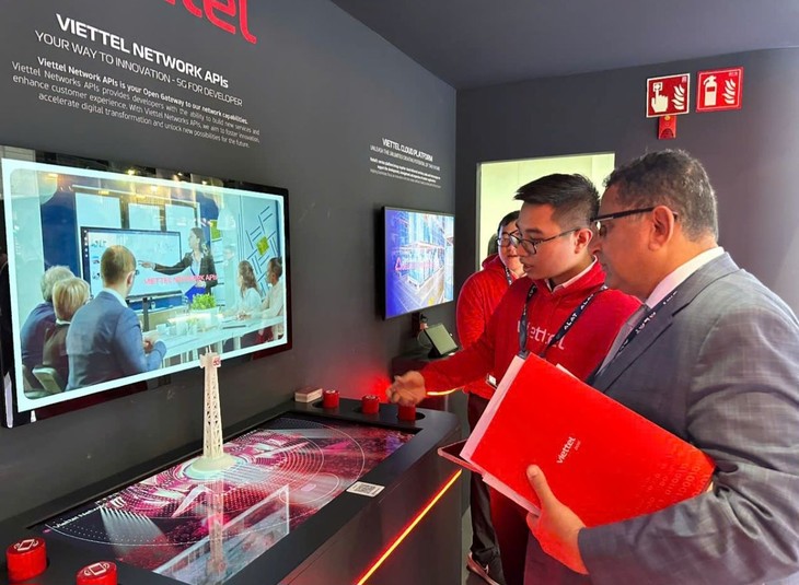 Viettel exhibe la tecnología vietnamita en el MWC Barcelona 2025 - ảnh 1