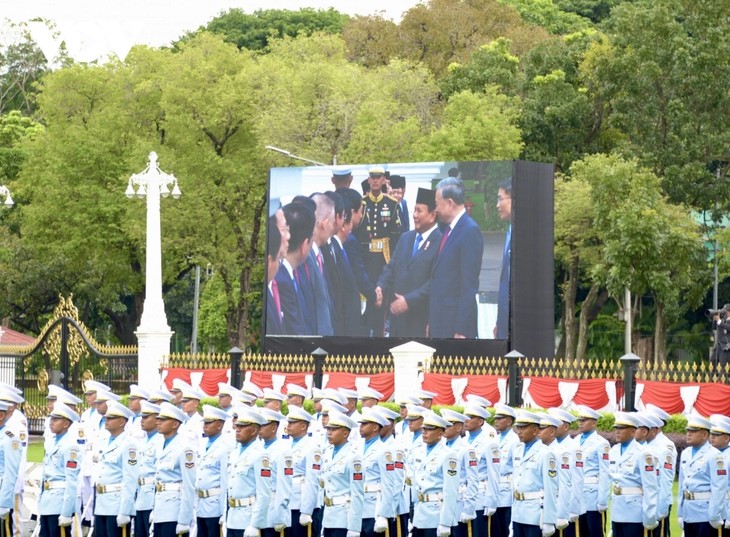 Indonesia dispara 21 salvas de cañón en honor al Secretario General del PCV  - ảnh 1