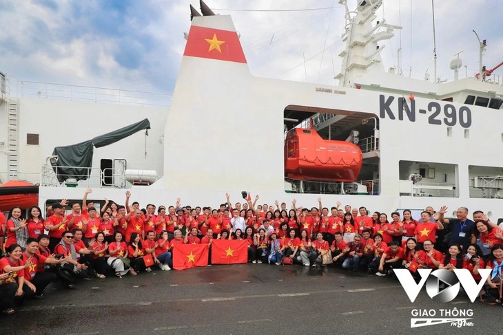 Cien líderes y periodistas de Vietnam inician viaje a Truong Sa - ảnh 1