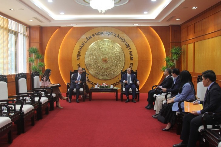 El Presidente de la Academia de Ciencias Sociales de Vietnam recibe al Rector del instituto cubano “Raúl Roa García”  - ảnh 2