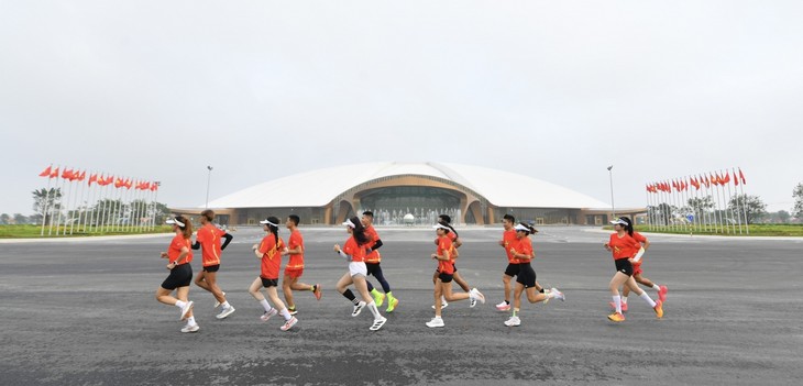 Vietnam bate un récord con miles de corredores vestidos con la camiseta nacional - ảnh 1