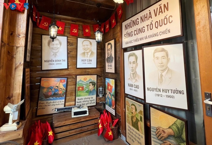 Una cafetería se tiñe de rojo y amarillo para celebrar el 80.º aniversario de la Independencia de Vietnam - ảnh 4