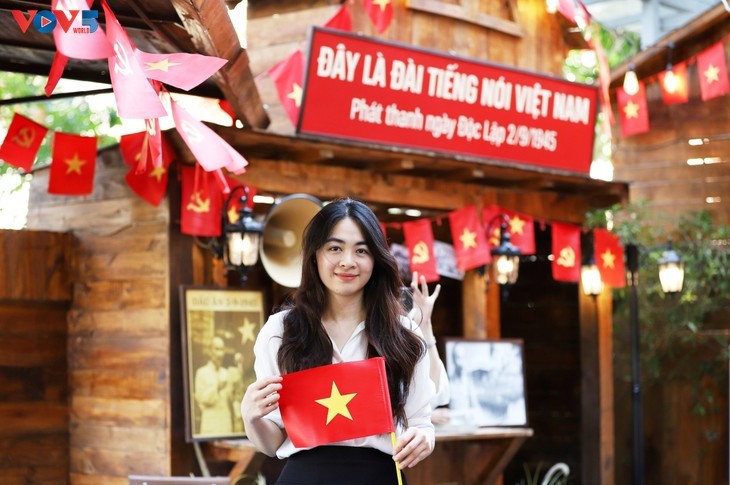 Una cafetería se tiñe de rojo y amarillo para celebrar el 80.º aniversario de la Independencia de Vietnam - ảnh 6