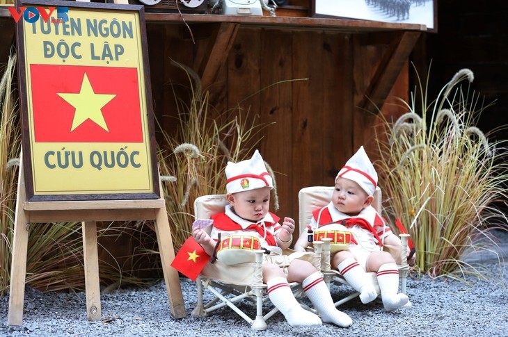 Una cafetería se tiñe de rojo y amarillo para celebrar el 80.º aniversario de la Independencia de Vietnam - ảnh 11
