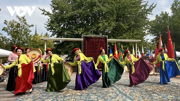 Vietnam se luce en el III Festival Cultural de Asia en Rumanía - ảnh 2