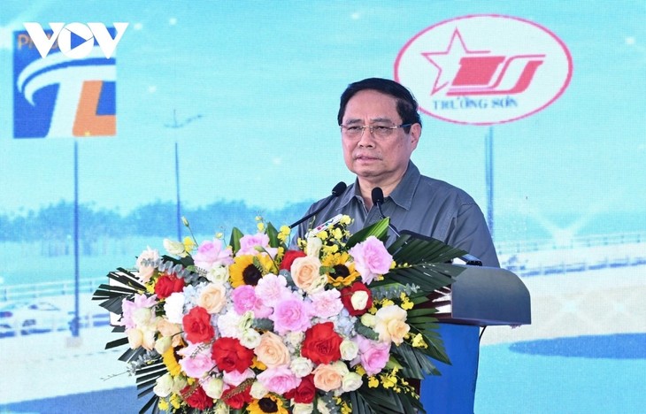 Inaugurado el nuevo puente de Phong Chau en Phu Tho - ảnh 2