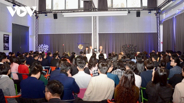 Secretario General del PCV visita la Universidad Aalto y se reúne con estudiantes vietnamitas - ảnh 1