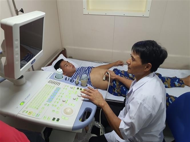 Hospital flotante: un puente entre la tierra firme y las islas remotas en Vietnam - ảnh 3