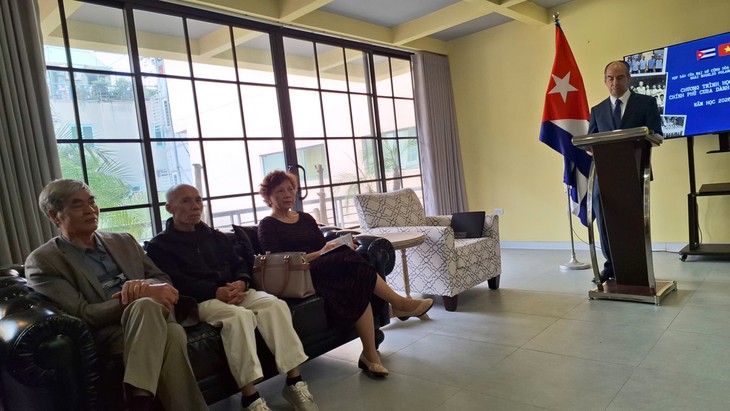 Cuba mantiene la concesión de becas a estudiantes vietnamitas y refuerza el pilar educativo bilateral - ảnh 2