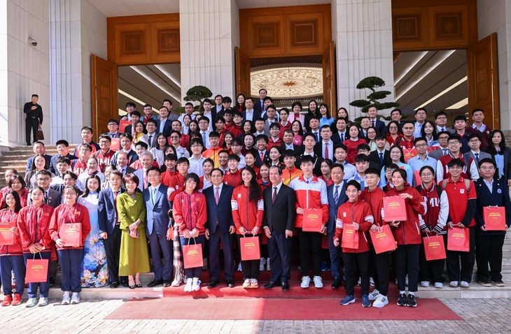 Primer Ministro de Vietnam ensalza a estudiantes galardonados en competiciones internacionales - ảnh 3