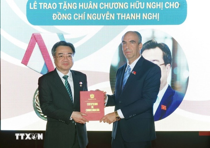 Cuba concede la Medalla de la Amistad a Nguyen Thanh Nghi por su contribución a las relaciones bilaterales - ảnh 1