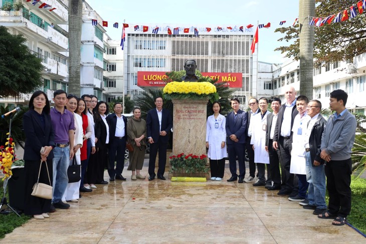 Ofrenda floral en homenaje a Fidel Castro con motivo del Día Nacional de la República de Cuba - ảnh 2