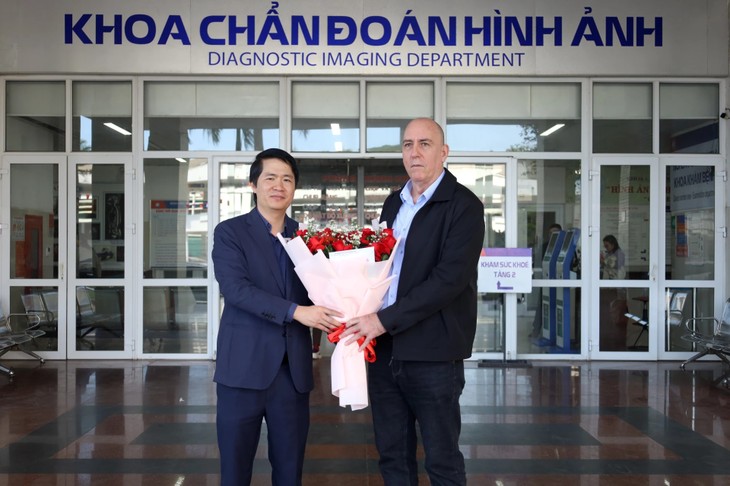 Ofrenda floral en homenaje a Fidel Castro con motivo del Día Nacional de la República de Cuba - ảnh 3
