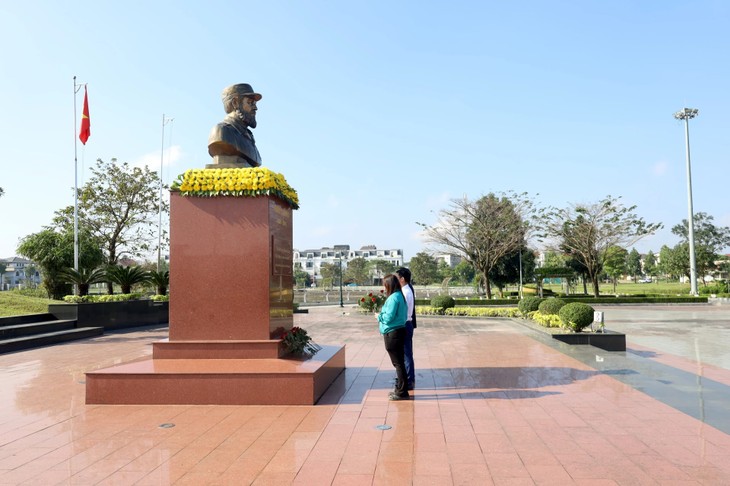 Ofrenda floral en homenaje a Fidel Castro con motivo del Día Nacional de la República de Cuba - ảnh 1