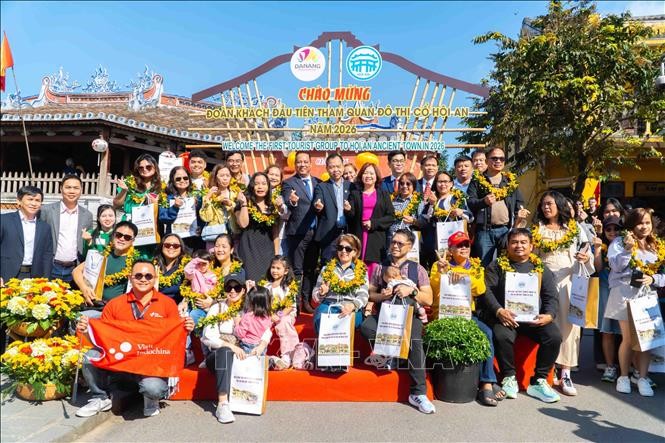Vietnam recibe a numerosos grupos de turistas internacionales en el inicio del nuevo año - ảnh 2