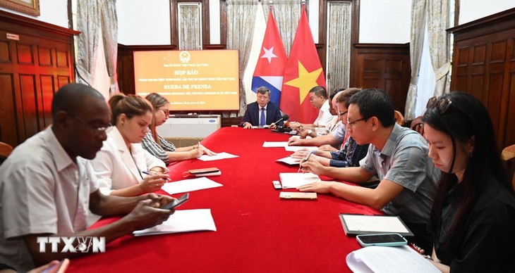 Periodistas cubanos resaltan logros de Vietnam bajo la dirección del Partido Comunista - ảnh 1