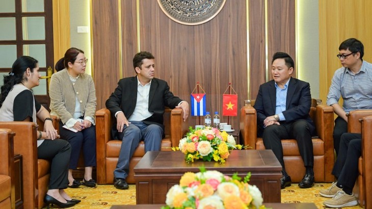 Delegación de la Embajada de Cuba visita y trabaja con el periódico Nhan Dan - ảnh 1