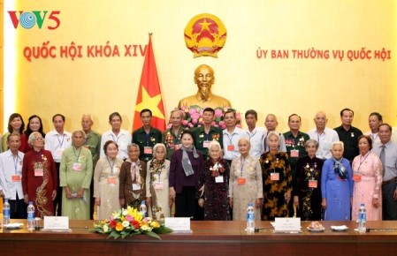 Honran a personas meritorias de la provincia sureña de Ben Tre - ảnh 1