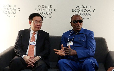 El vice primer ministro Vuong Dinh Hue concluye su agenda en Davos - ảnh 1