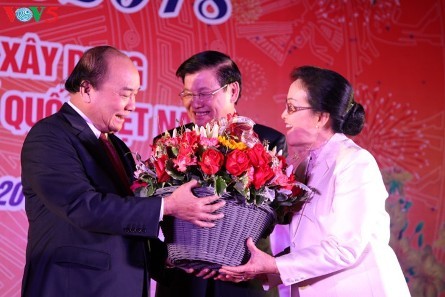 Vietnamitas en Laos saludan el Año Nuevo Lunar 2018 - ảnh 1